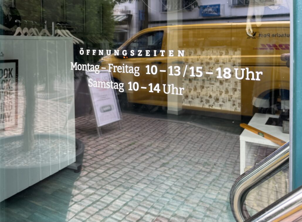 Pittsbörgs Öffnungszeiten auf der Eingangstür