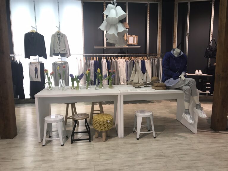 Modetisch und Kleiderstangen